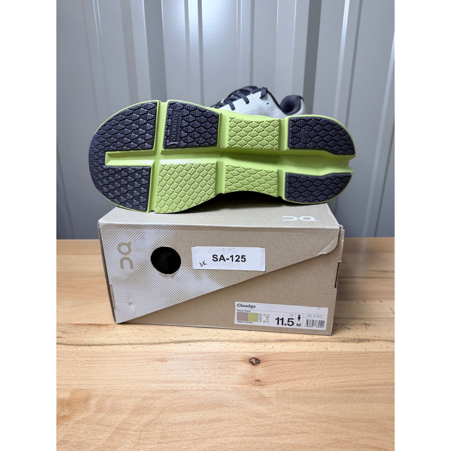 On Cloud Cloudgo Men’s Sand/ Zest Size 11.5 New!