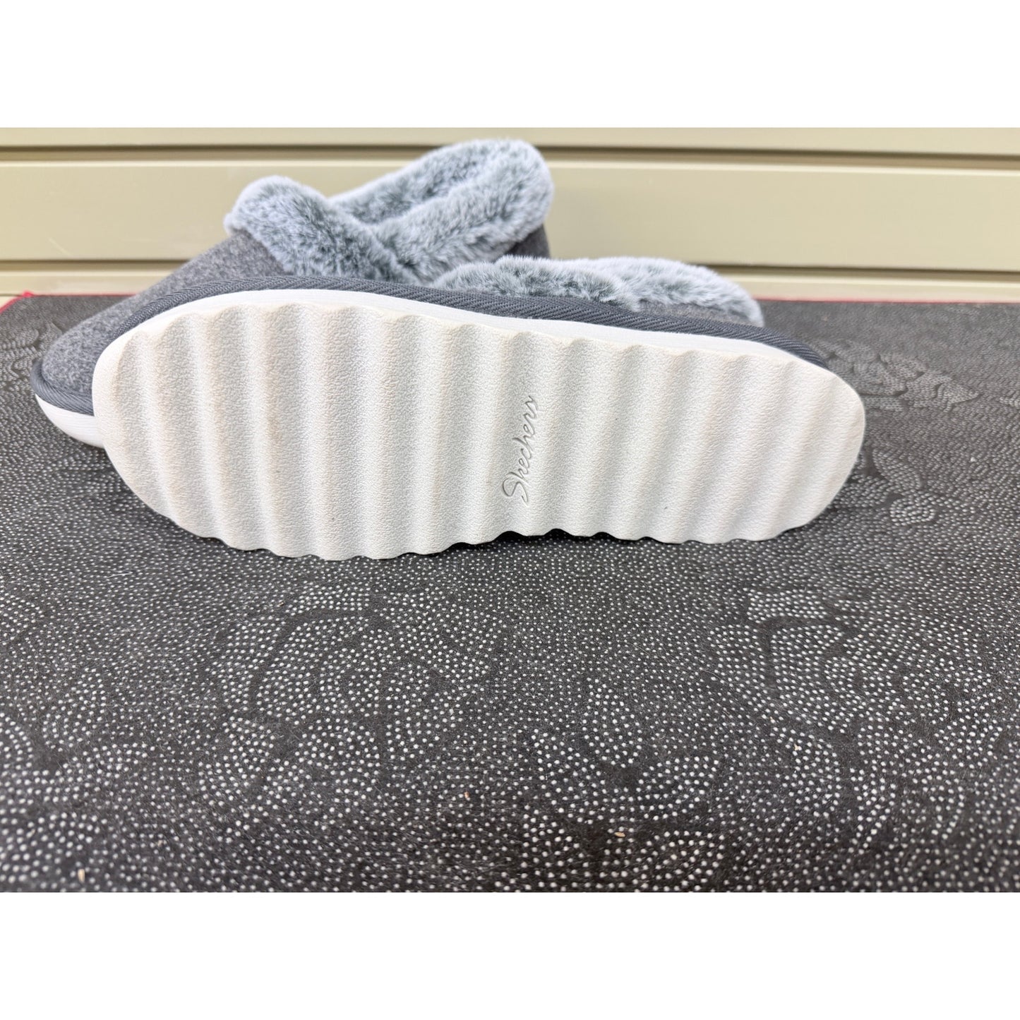 Skechers Cozy Up Frosty Snuggles Gray Slippers Women’s Size 9.5