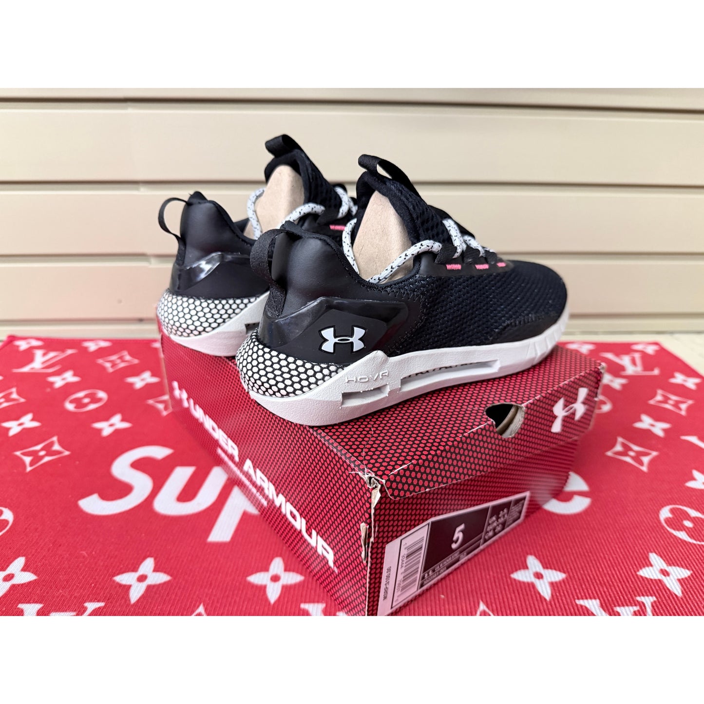 Under Armour Hovr STRT Women’s Black Sneakers Size 5 New!