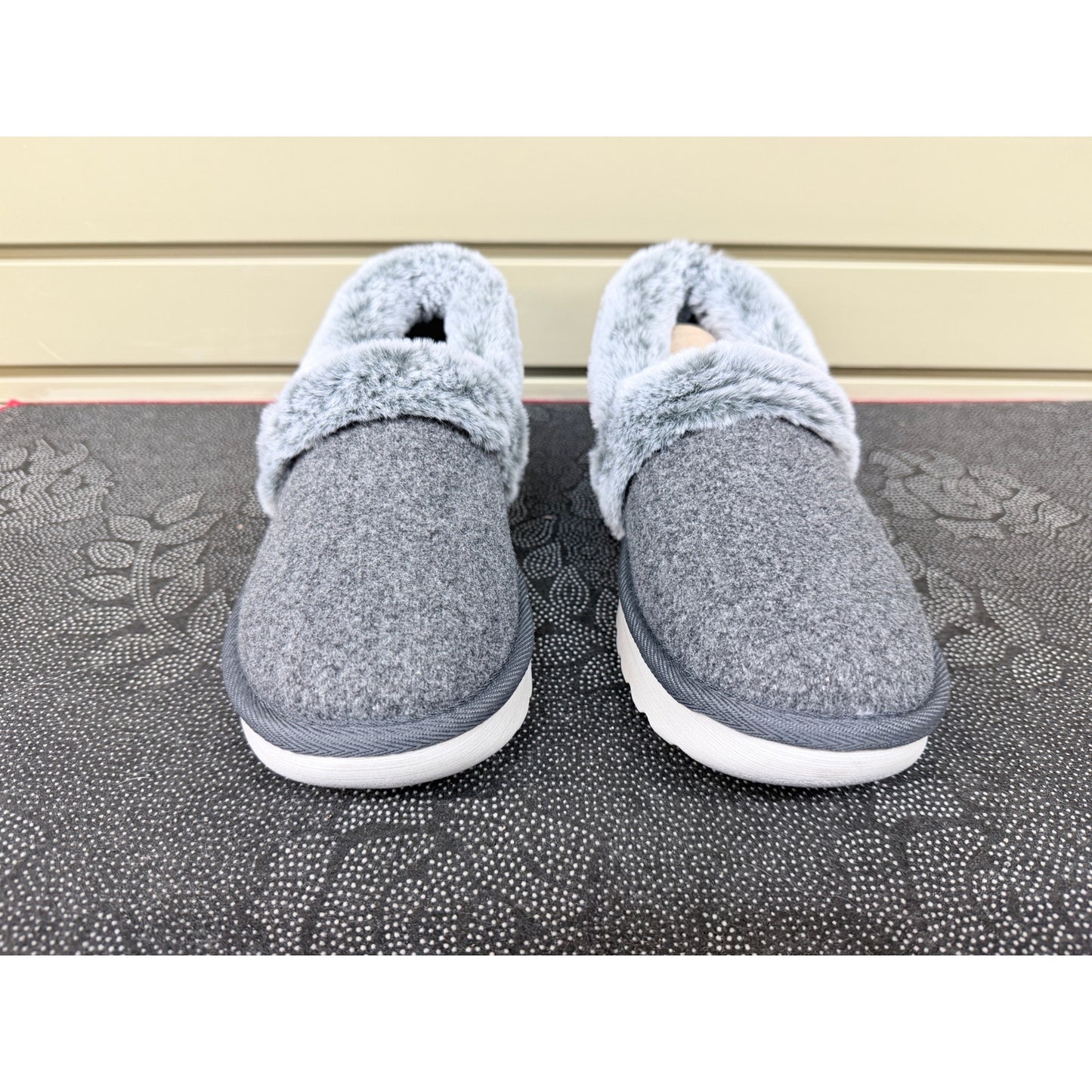 Skechers Cozy Up Frosty Snuggles Gray Slippers Women’s Size 9.5