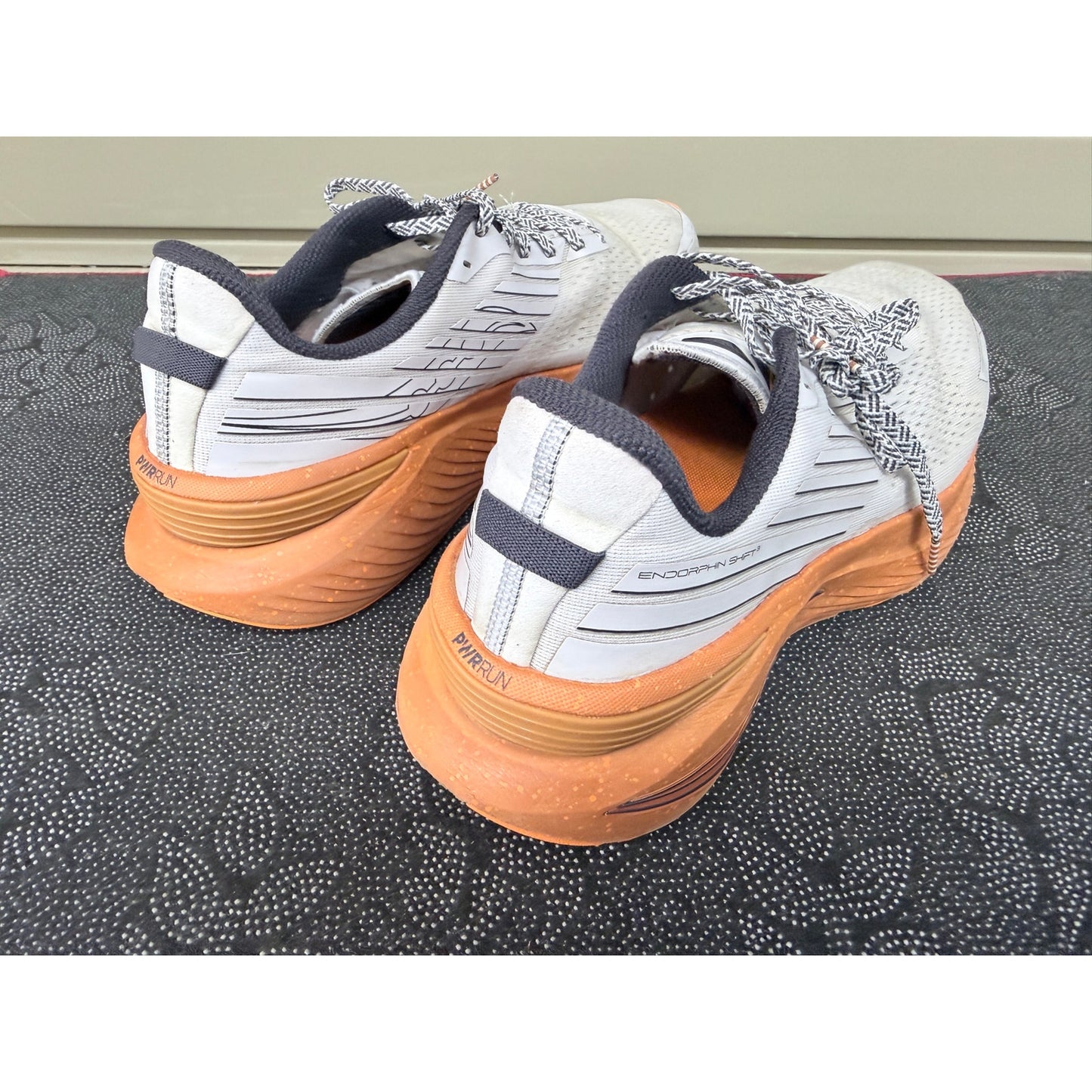 Saucony Endorphin Shift 3 Men’s Gray / Orange Size 11.5