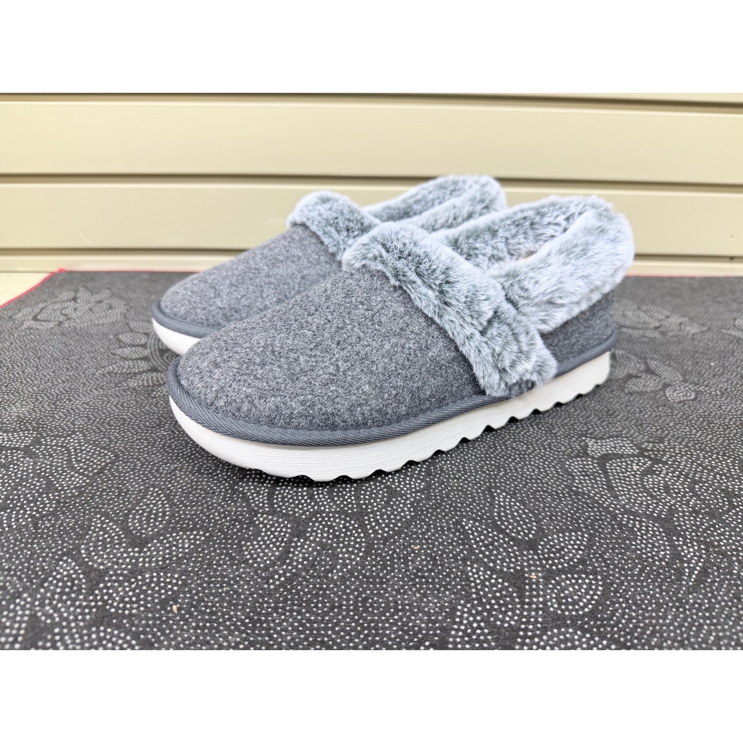 Skechers Cozy Up Frosty Snuggles Gray Slippers Women’s Size 9.5
