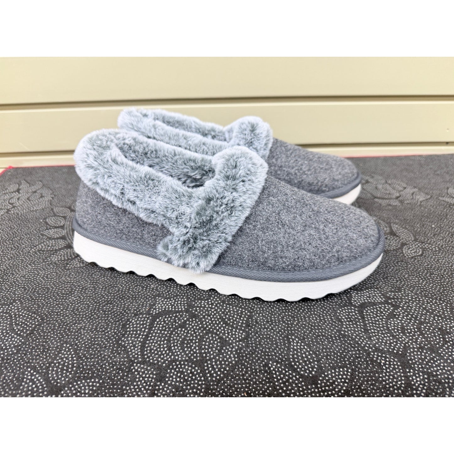Skechers Cozy Up Frosty Snuggles Gray Slippers Women’s Size 9.5
