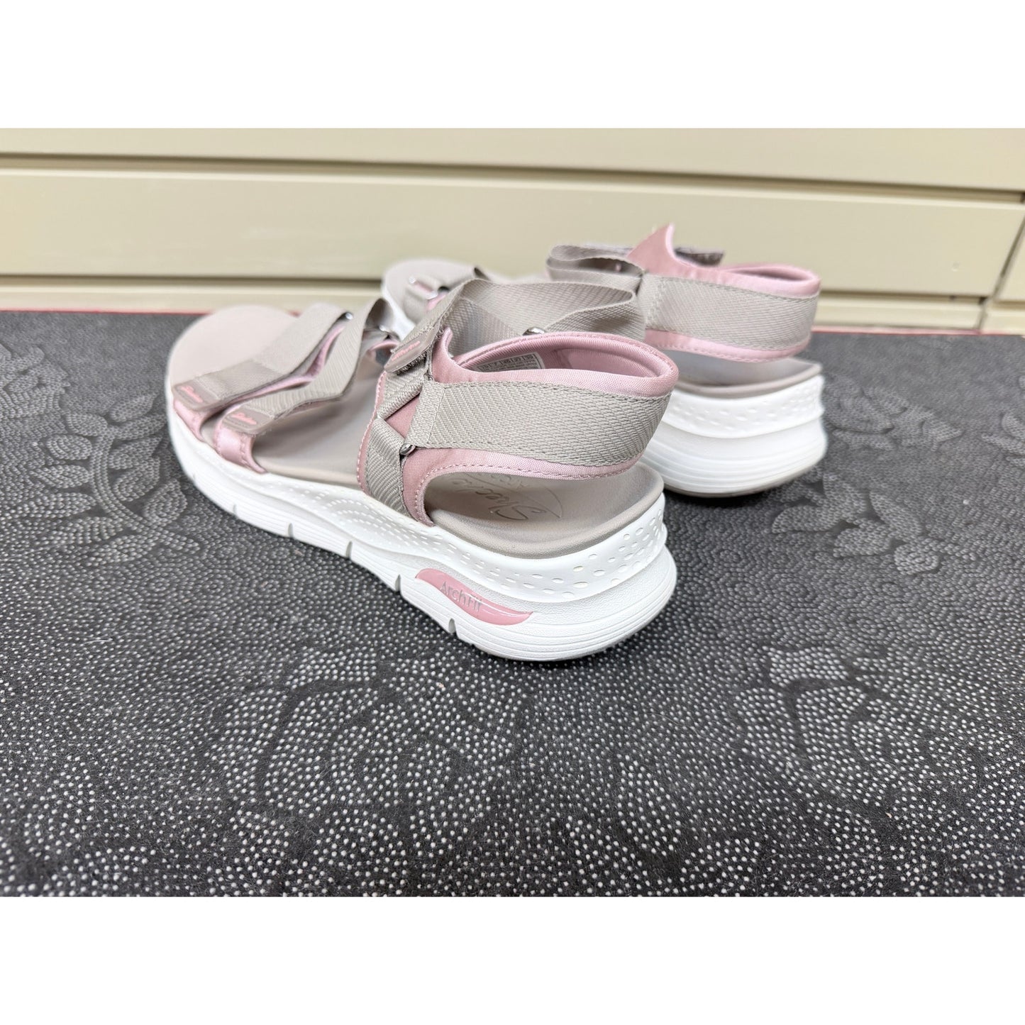 Skechers Arch Fit Fresh Bloom Women’s Taupe Sandals Size 10 New!