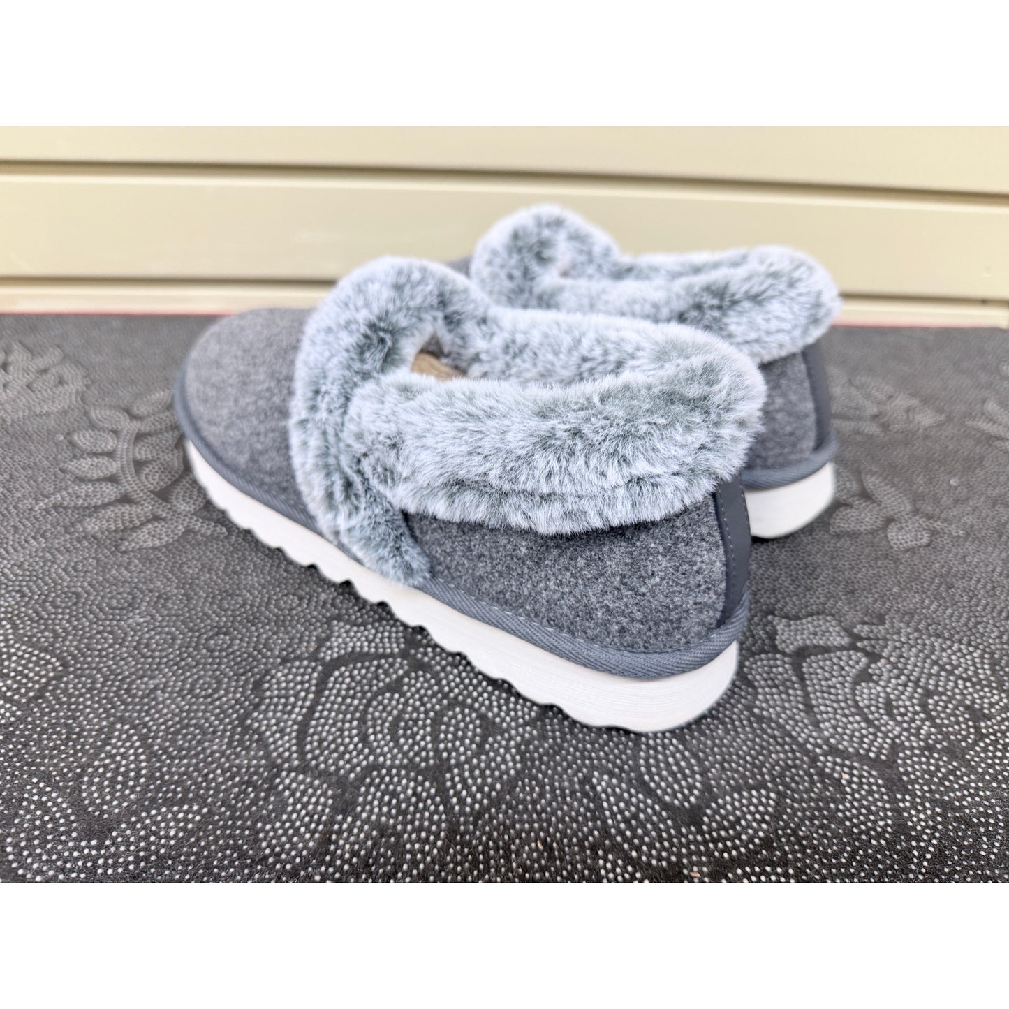 Skechers Cozy Up Frosty Snuggles Gray Slippers Women’s Size 9.5