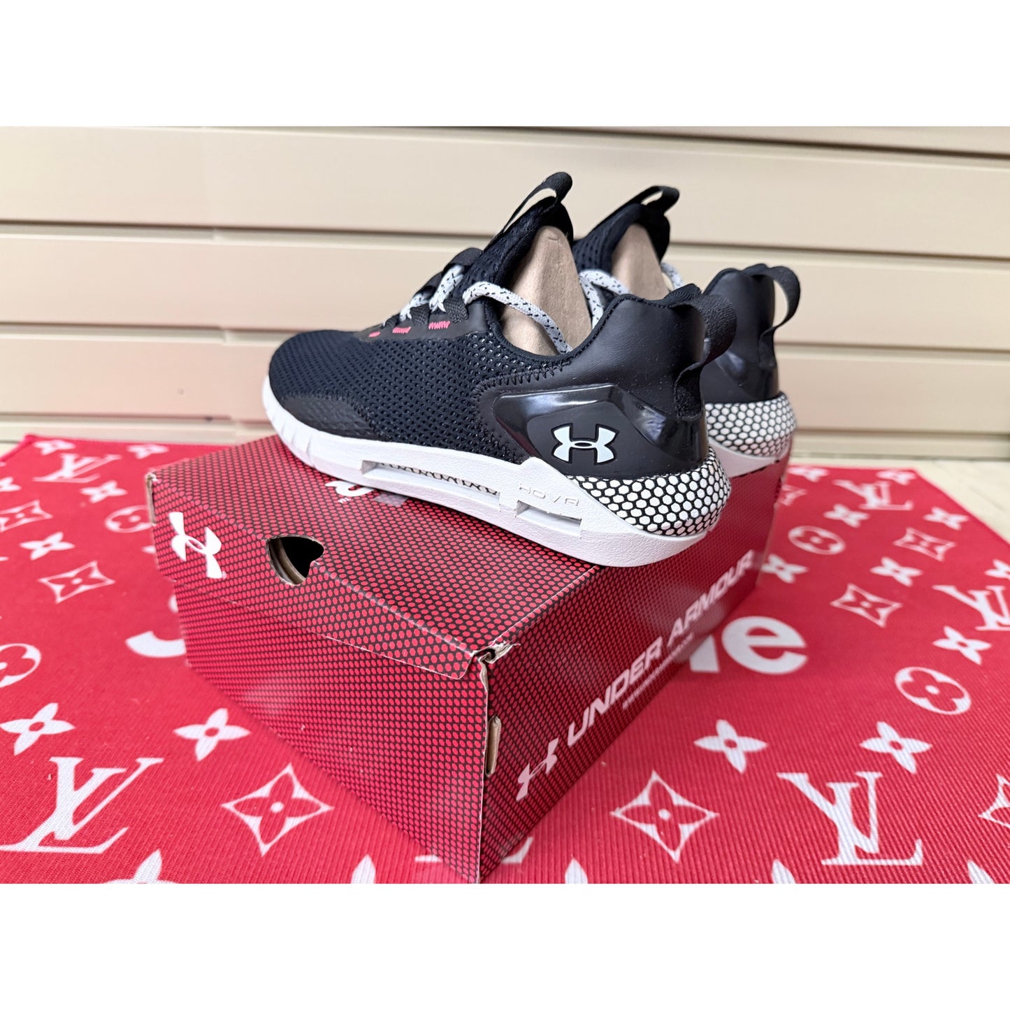 Under Armour Hovr STRT Women’s Black Sneakers Size 5 New!