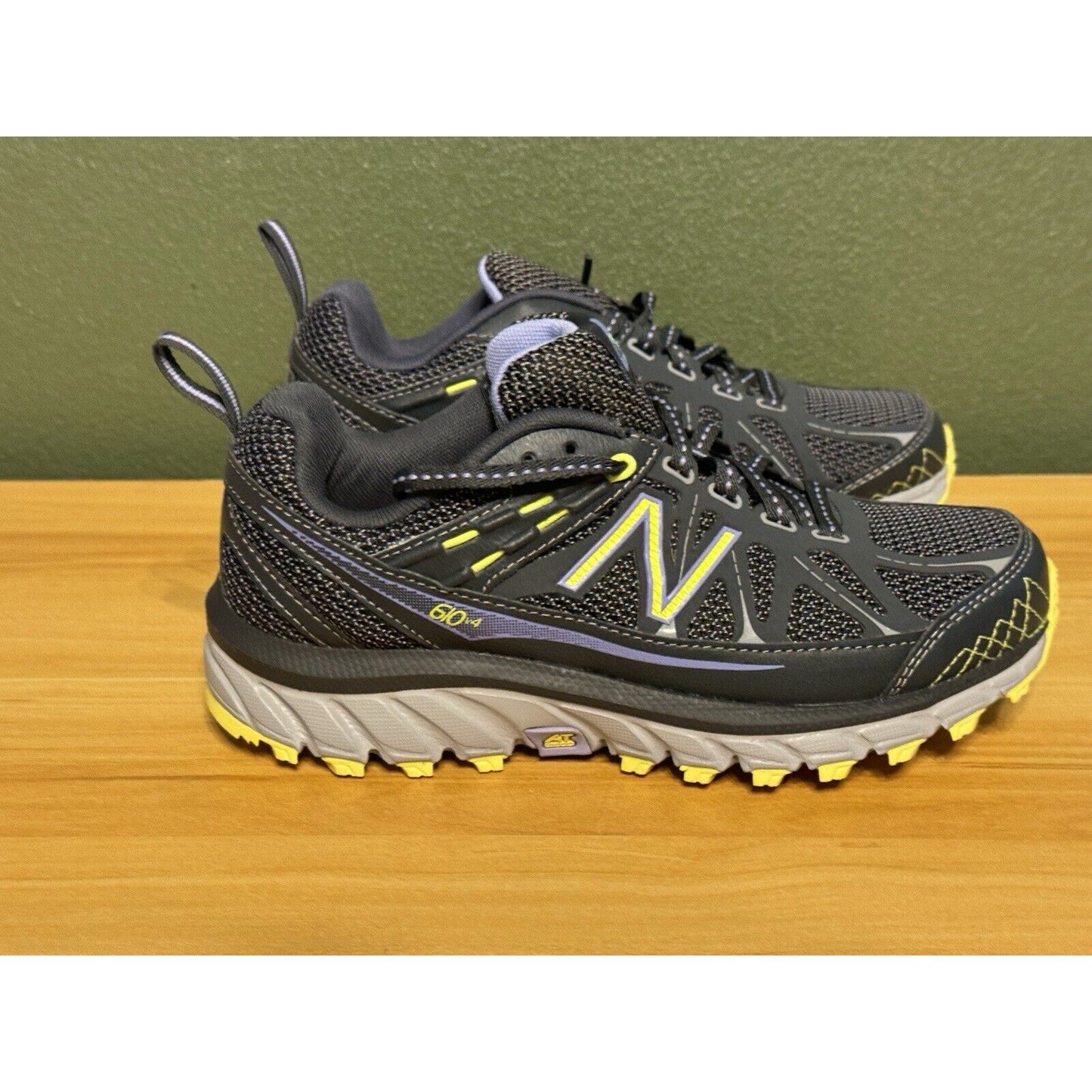 New Balance 610v4 Trail Women’s Sneaker Size 5 1/2 D Grey Green New!