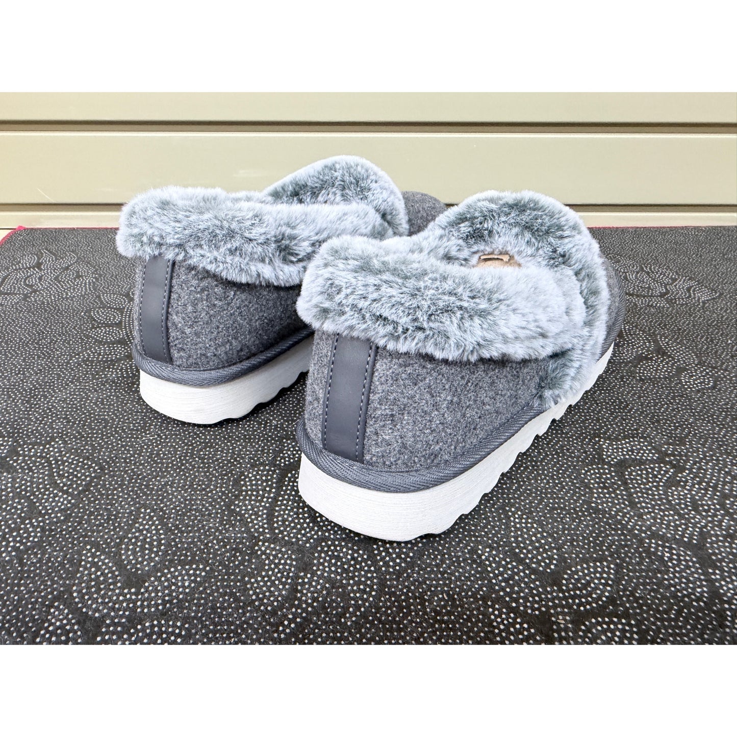 Skechers Cozy Up Frosty Snuggles Gray Slippers Women’s Size 9.5