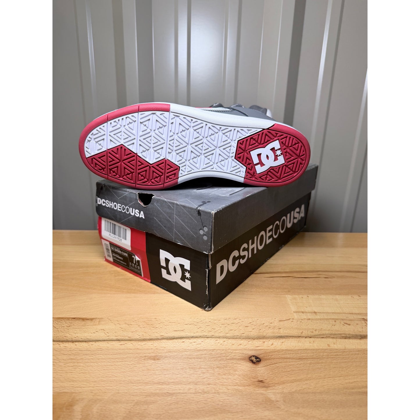DC Shoes Cure Low Top Men’s White / Gray / Red Size 7.5 New!