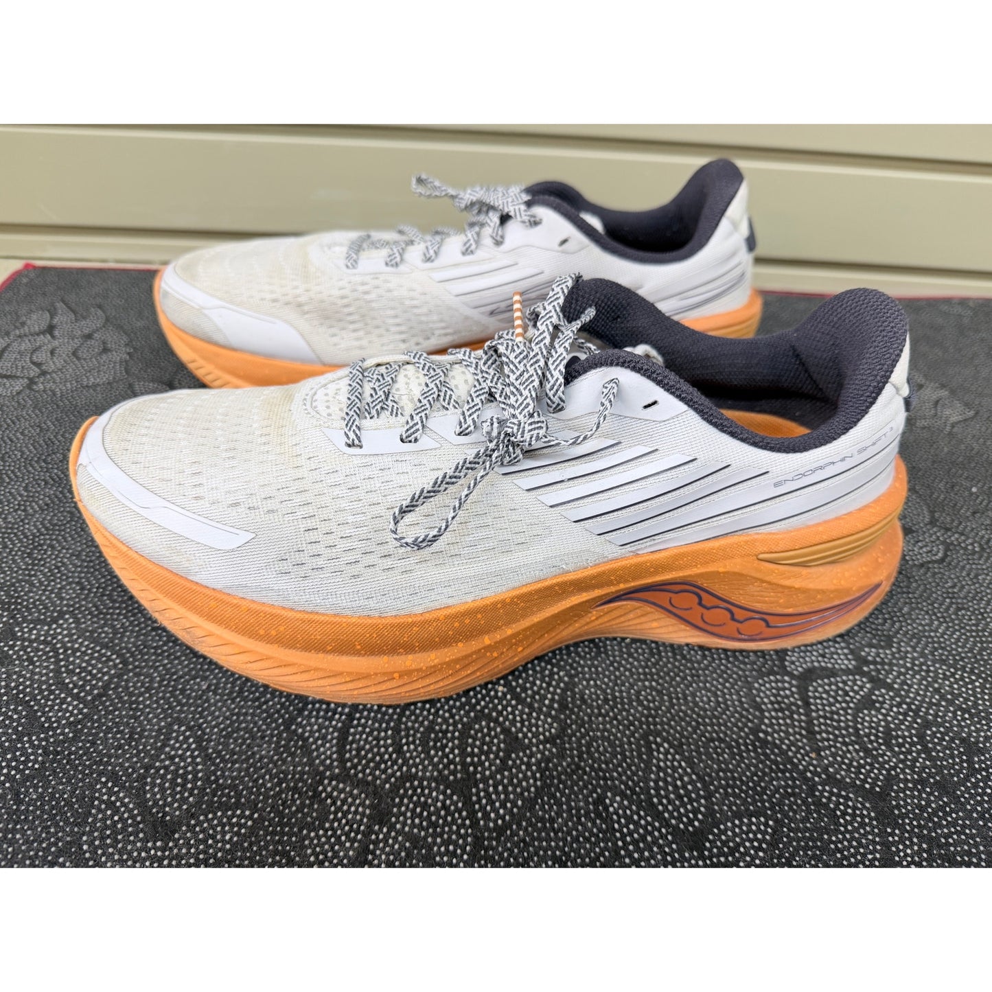 Saucony Endorphin Shift 3 Men’s Gray / Orange Size 11.5