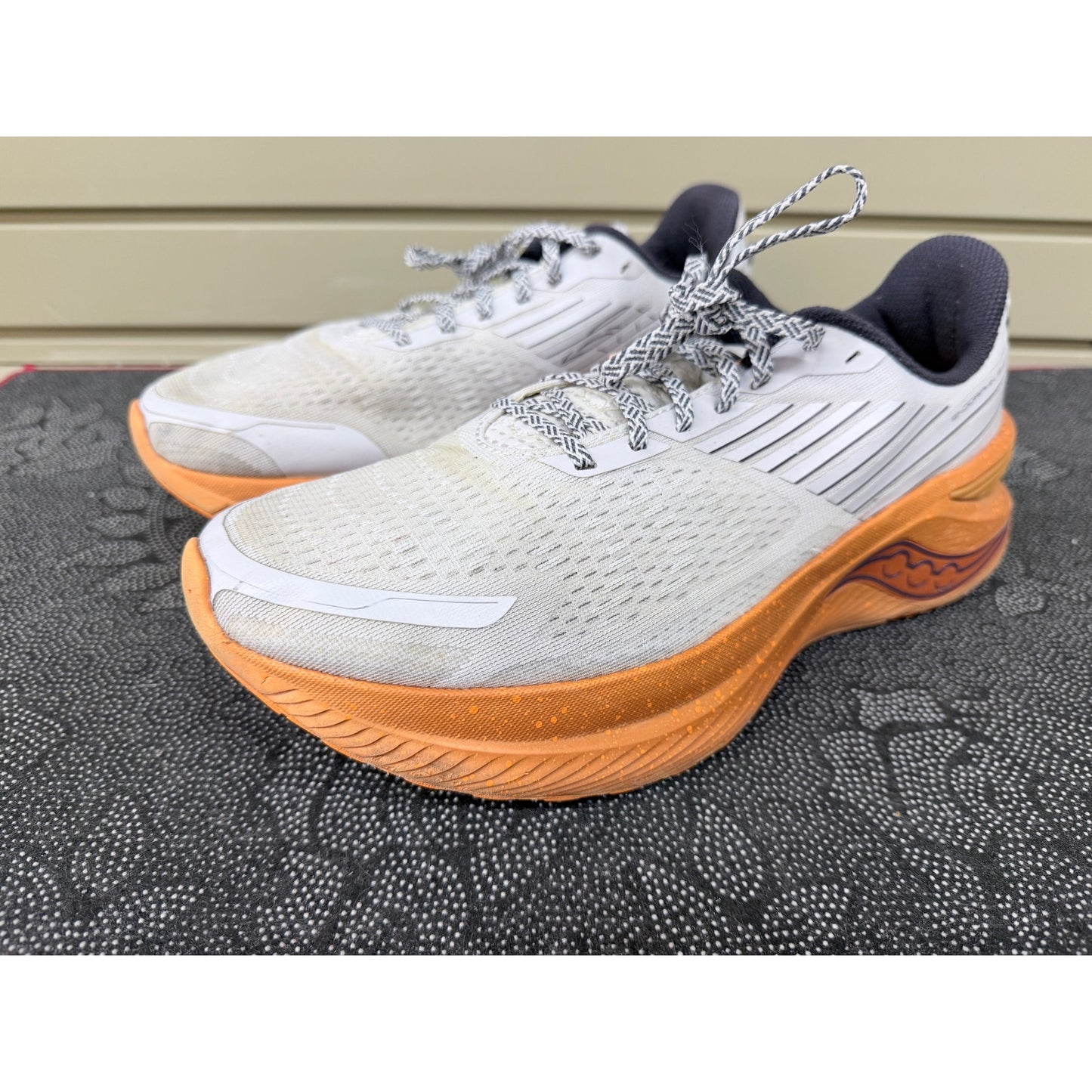 Saucony Endorphin Shift 3 Men’s Gray / Orange Size 11.5
