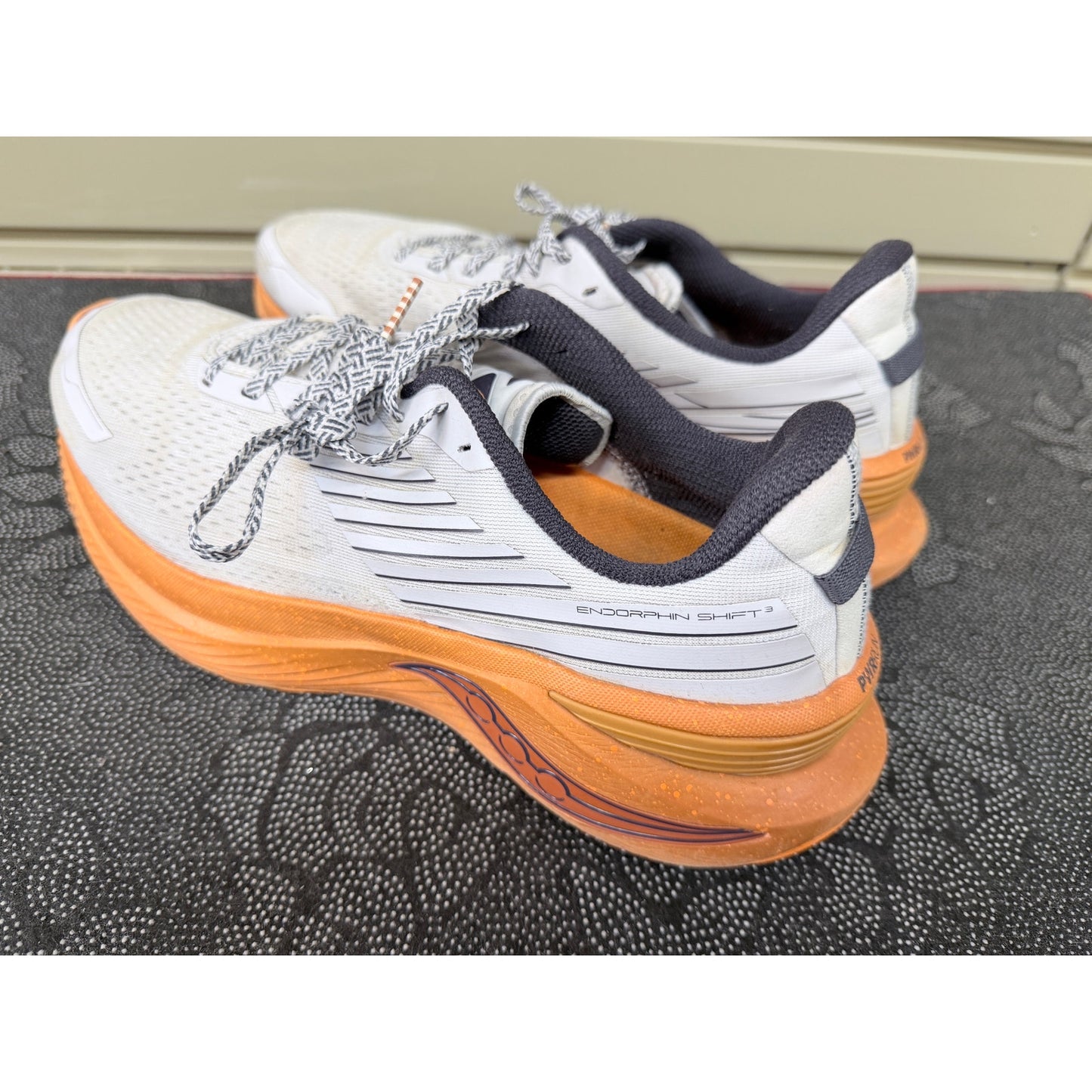 Saucony Endorphin Shift 3 Men’s Gray / Orange Size 11.5