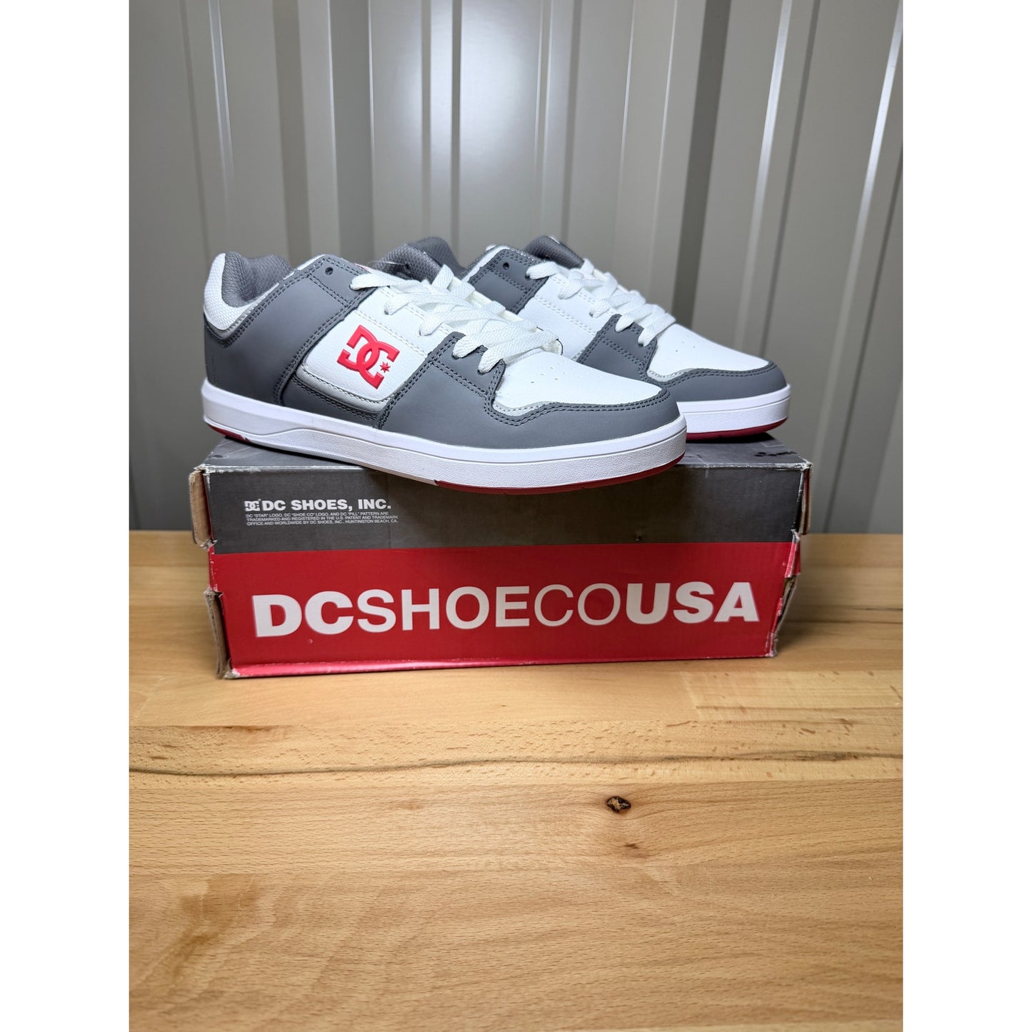 DC Shoes Cure Low Top Men’s White / Gray / Red Size 7.5 New!