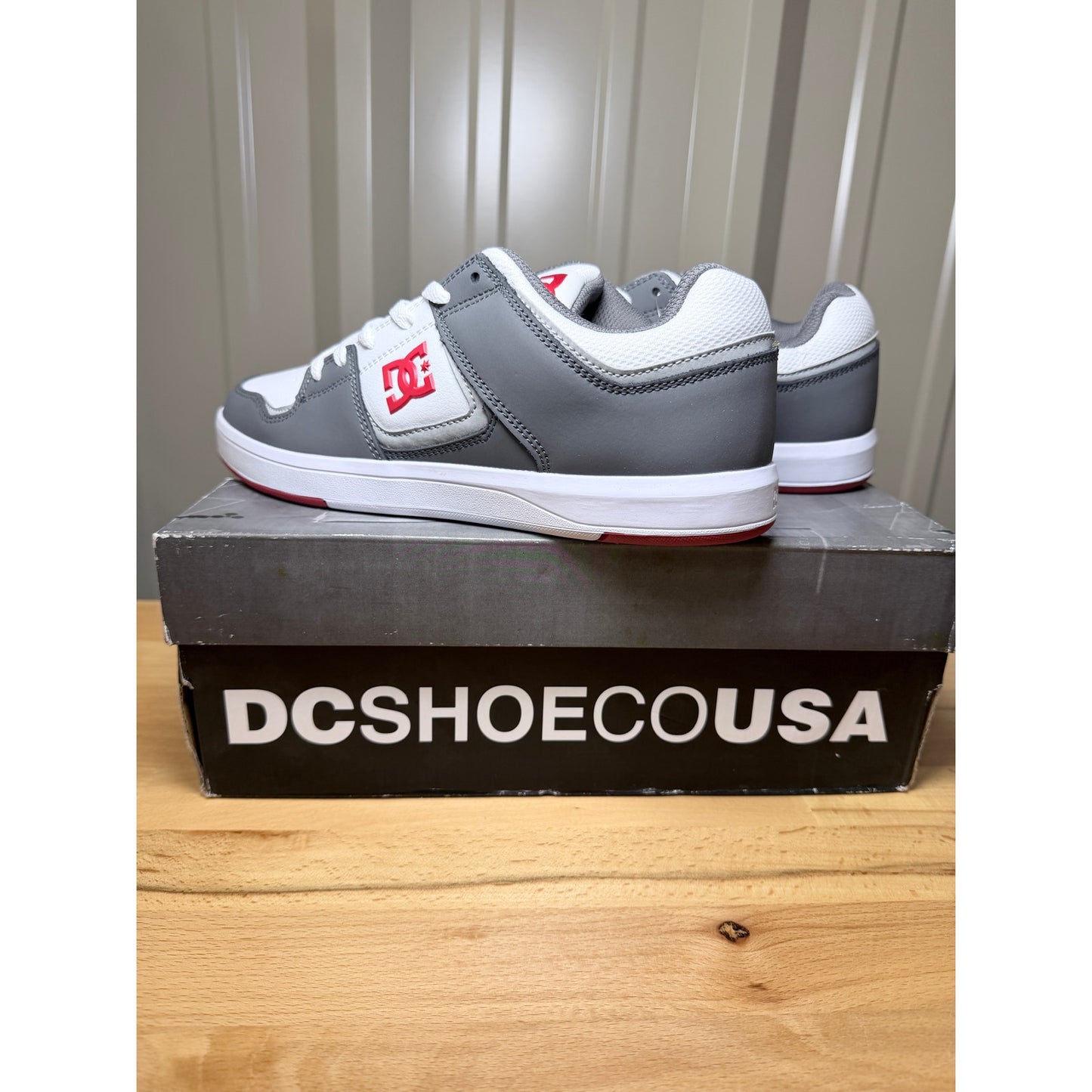 DC Shoes Cure Low Top Men’s White / Gray / Red Size 7.5 New!